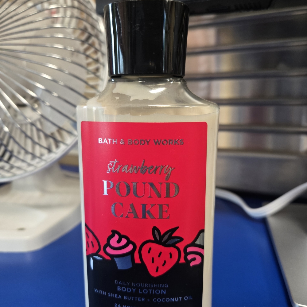 Bath & Body Works Strawberry Pound Cake Body Lotion